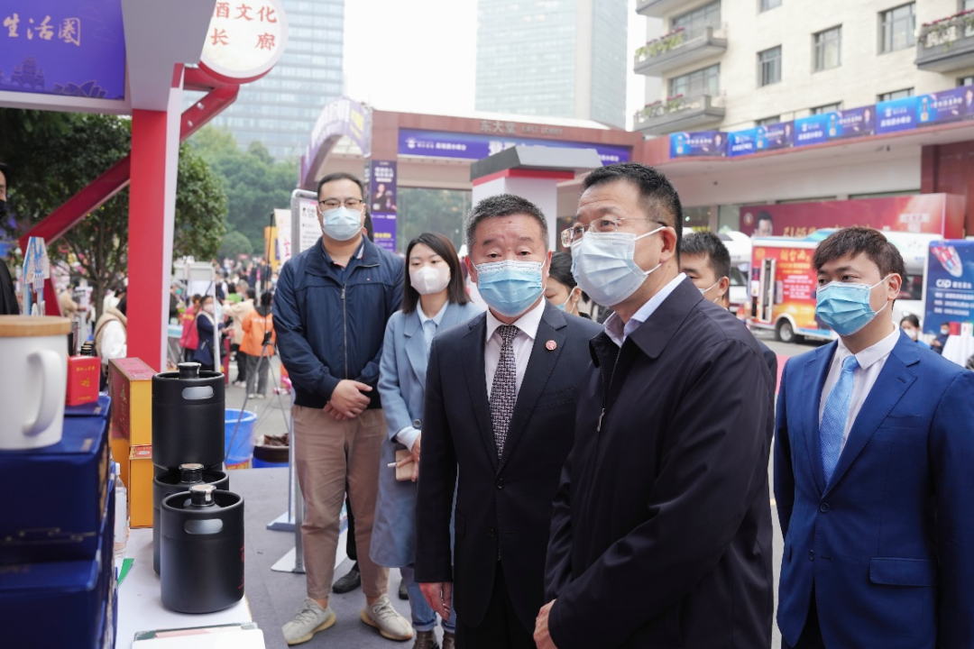 凯发K8集团领导赴2022锦江宾馆酒类商务洽谈会现场检查指导工作