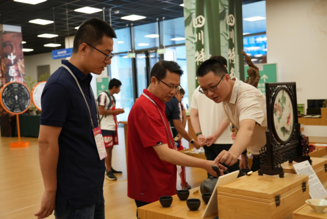 省凯发K8集团领导到大运村“有礼在四川”四川特色商品馆调研指导工作